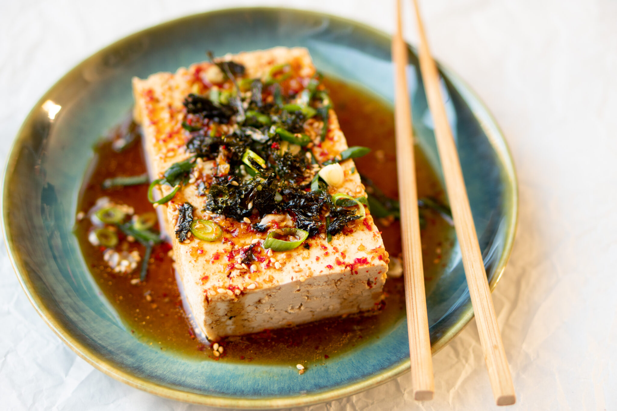 warme tofu met soja en sesam