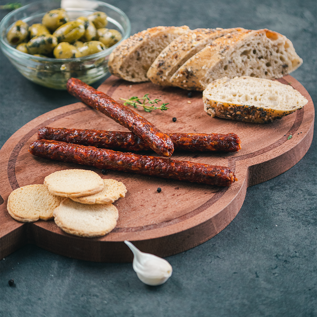 Borrelplankje met brood en vega droge worst