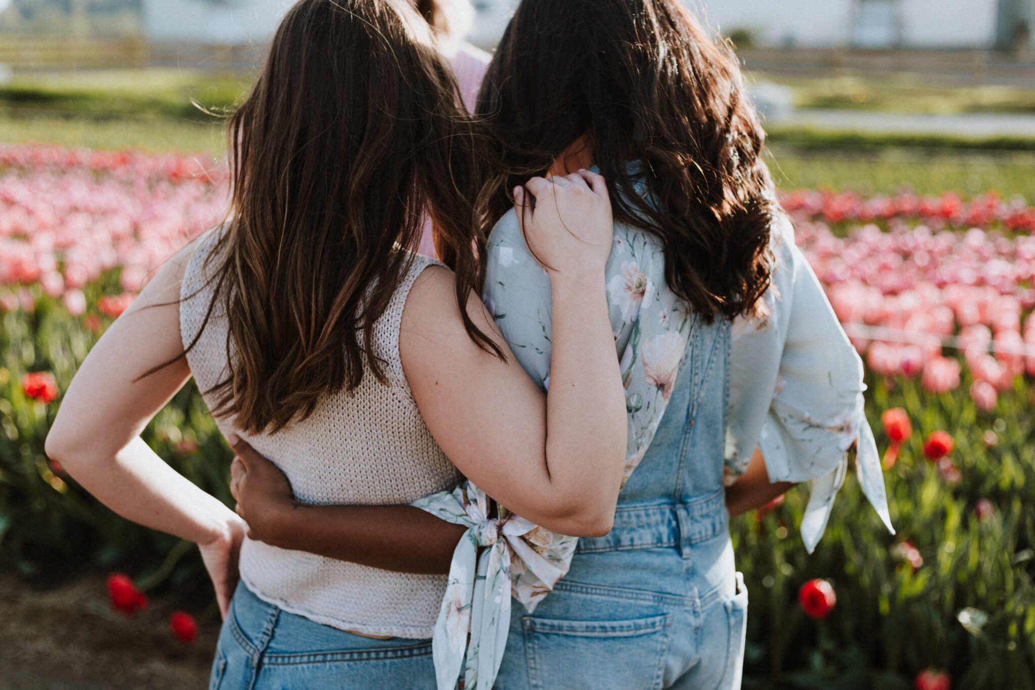 Twee vrouwen die elkaar vasthouden met de rug naar de camera