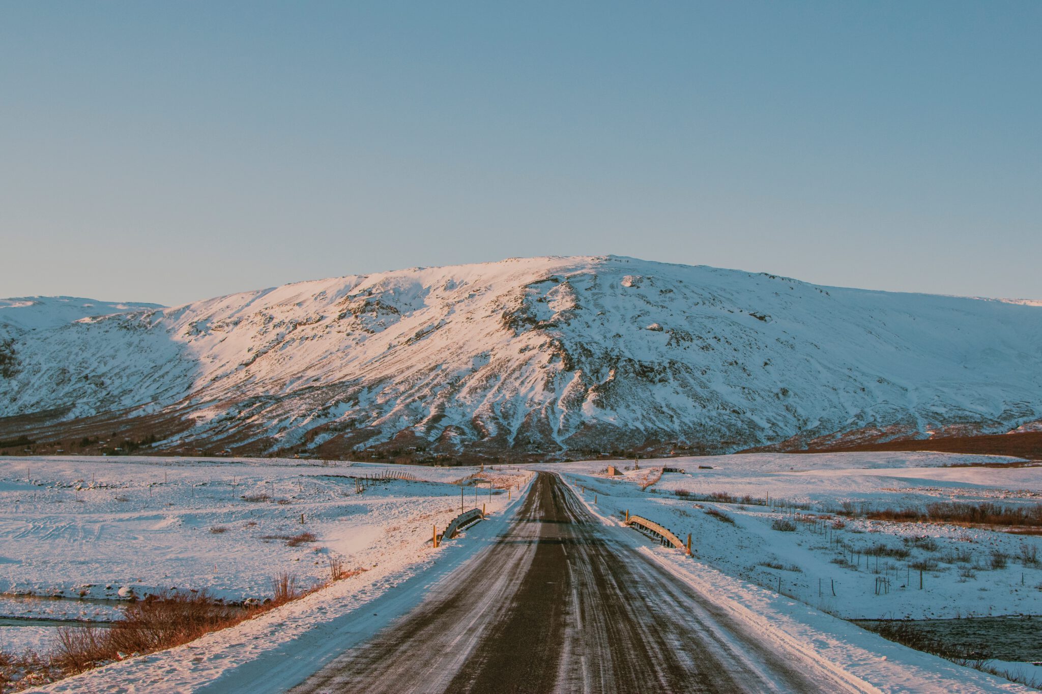 Winterbestemmingen: weg door een besneeuwd landschap