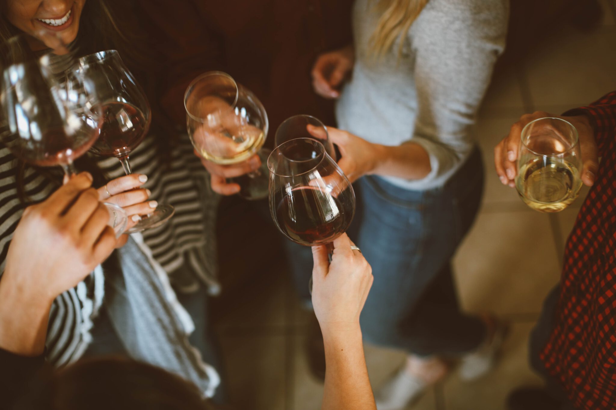 Groep mensen die samen wijn drinkt