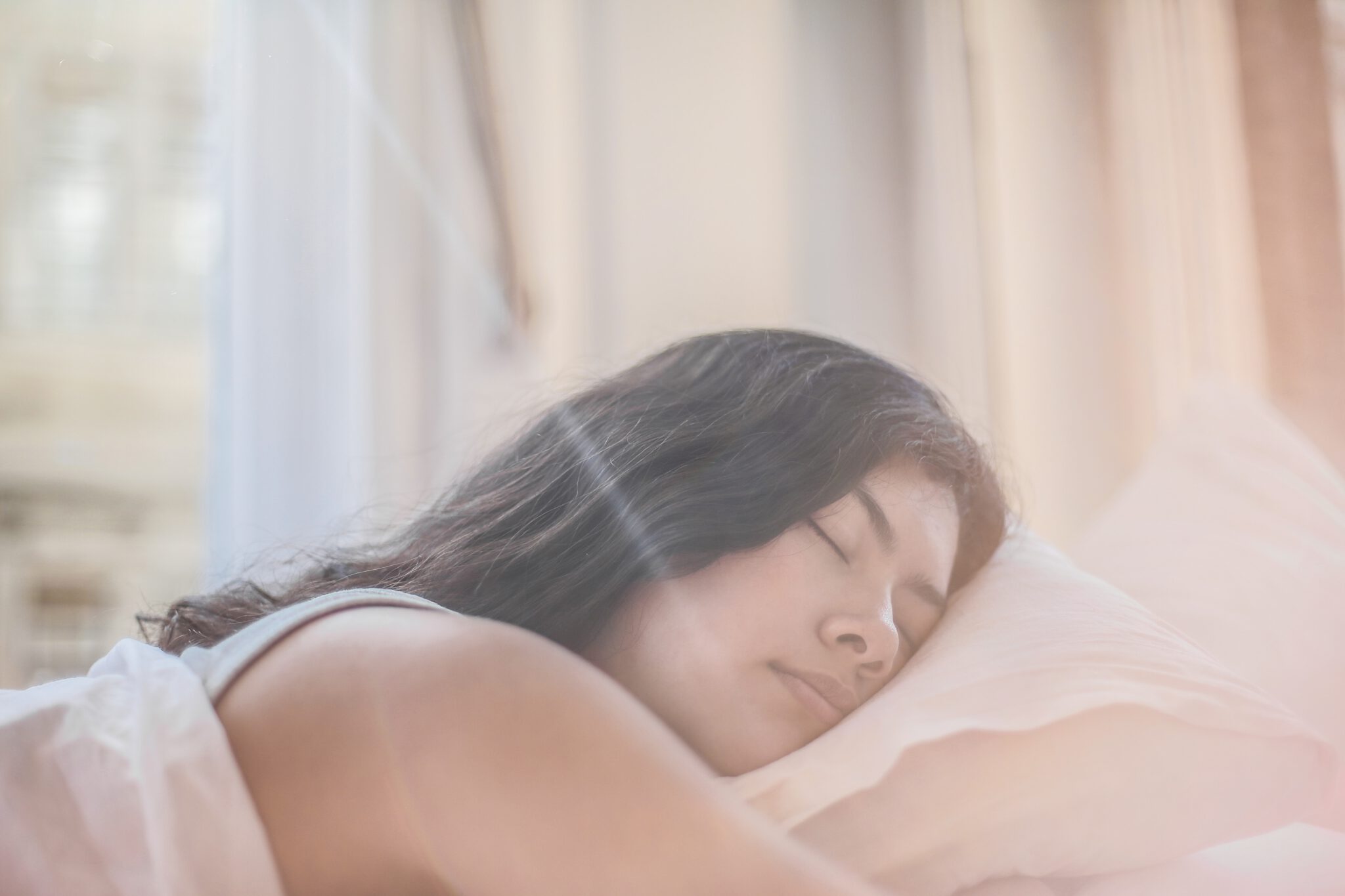 Slapende vrouw in bed