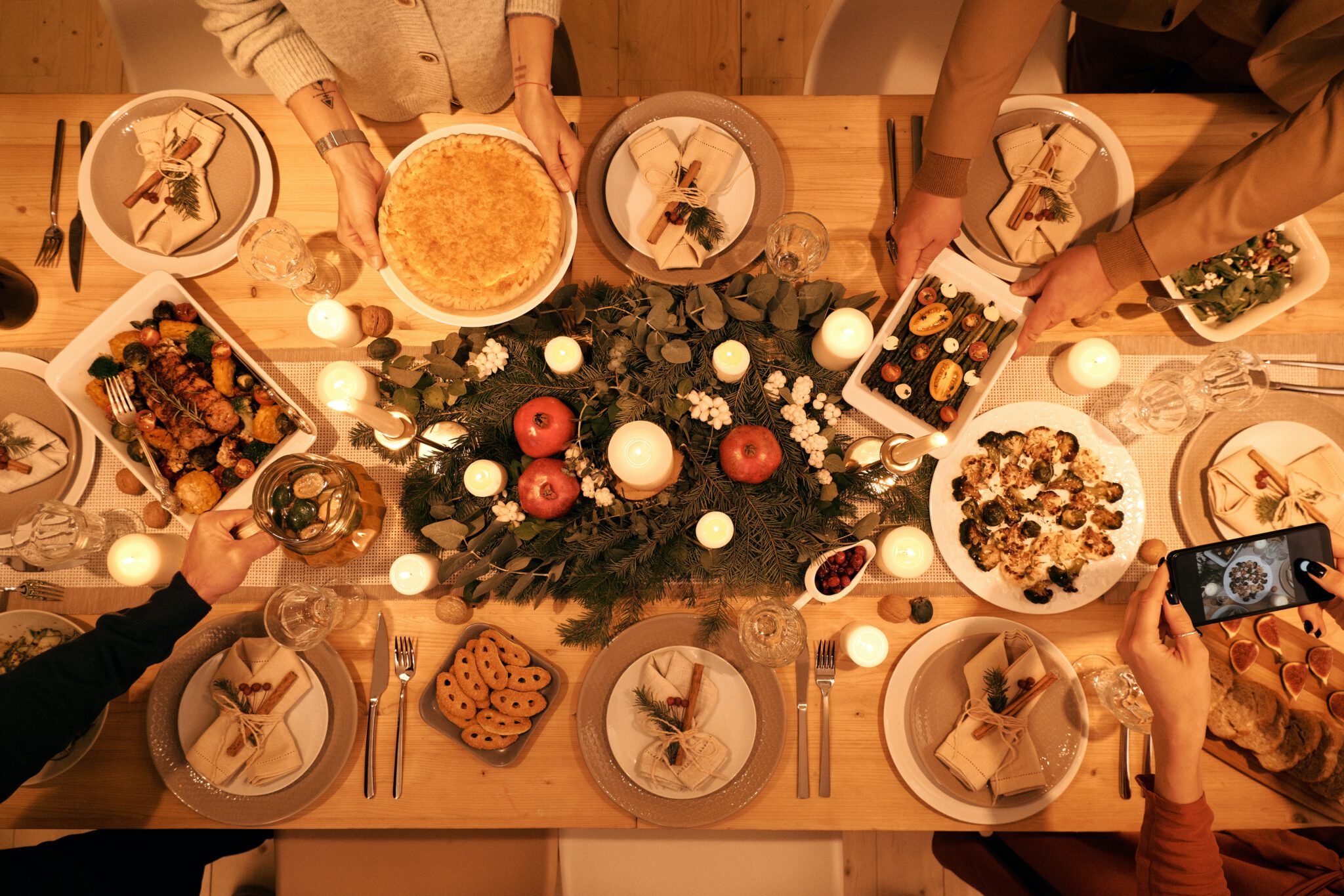 kerst tafel vol familie en eten