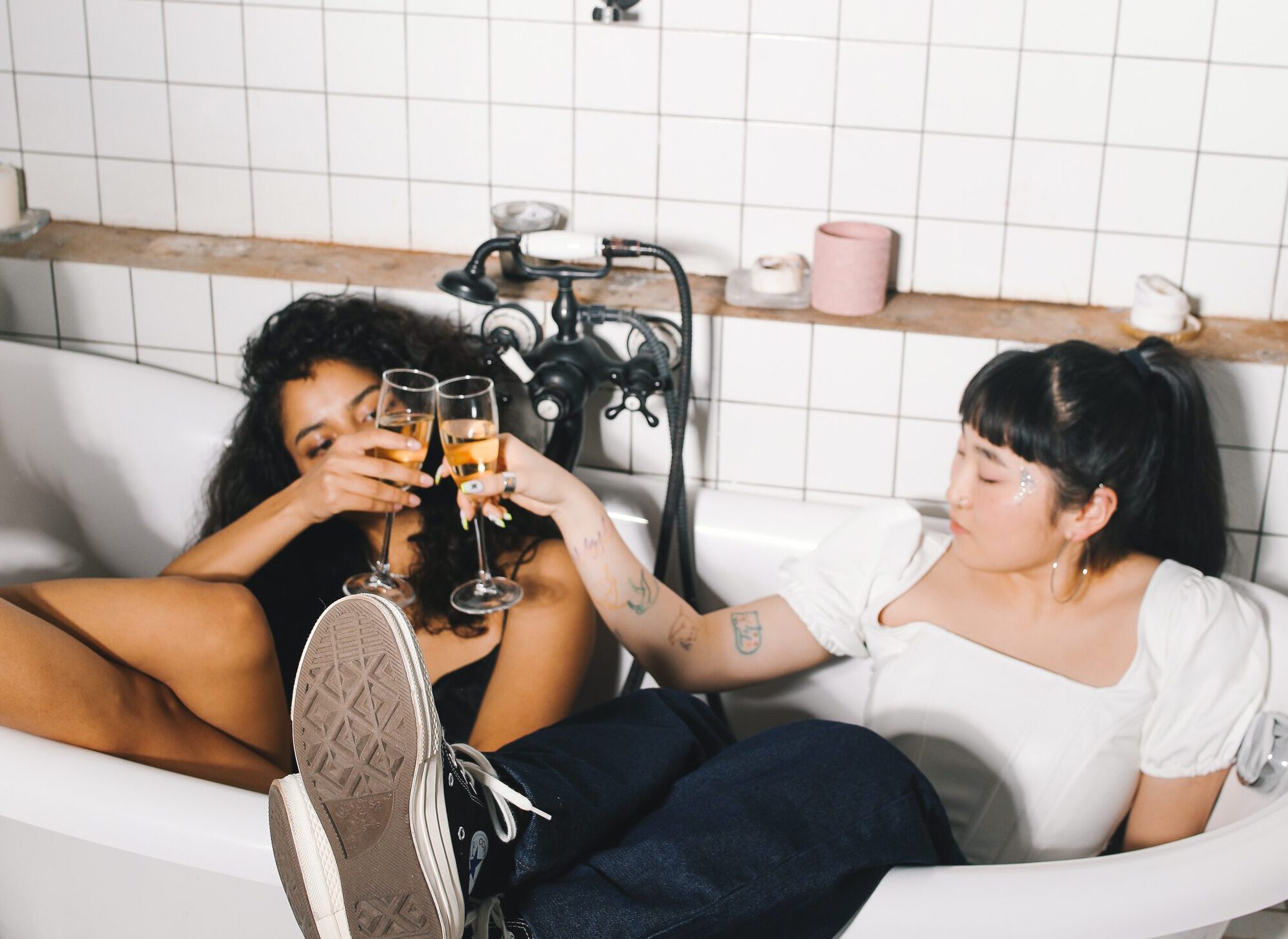 twee vrouwen in bad met champagne