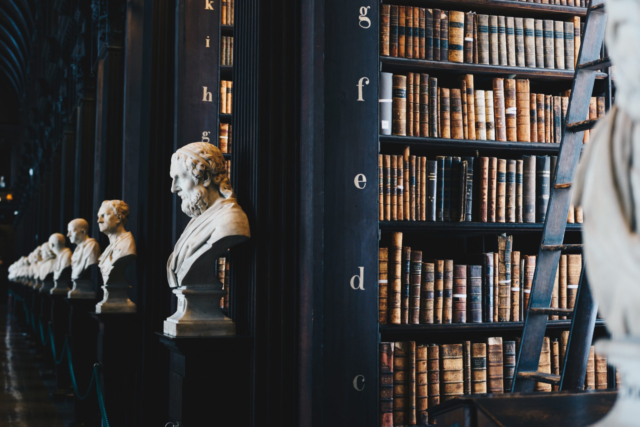 Griekse standbeelden in een grote oude bibliotheek