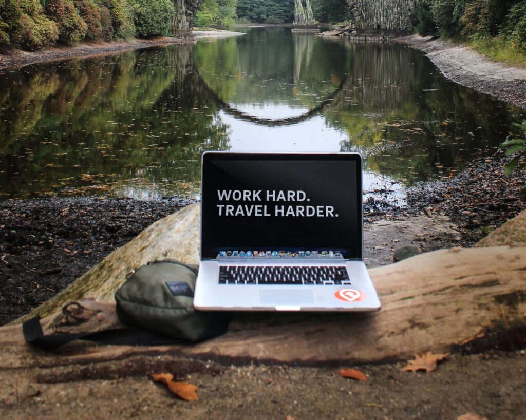 laptop in de natuur