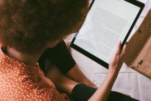 Boeken over minimalisme, persoon leest een e-book