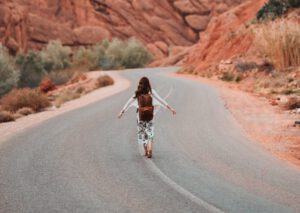 vrouw loopt op de weg