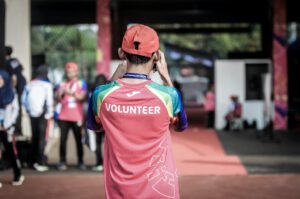 Vrijwilligerswerk, een persoon met volunteer op zijn shit