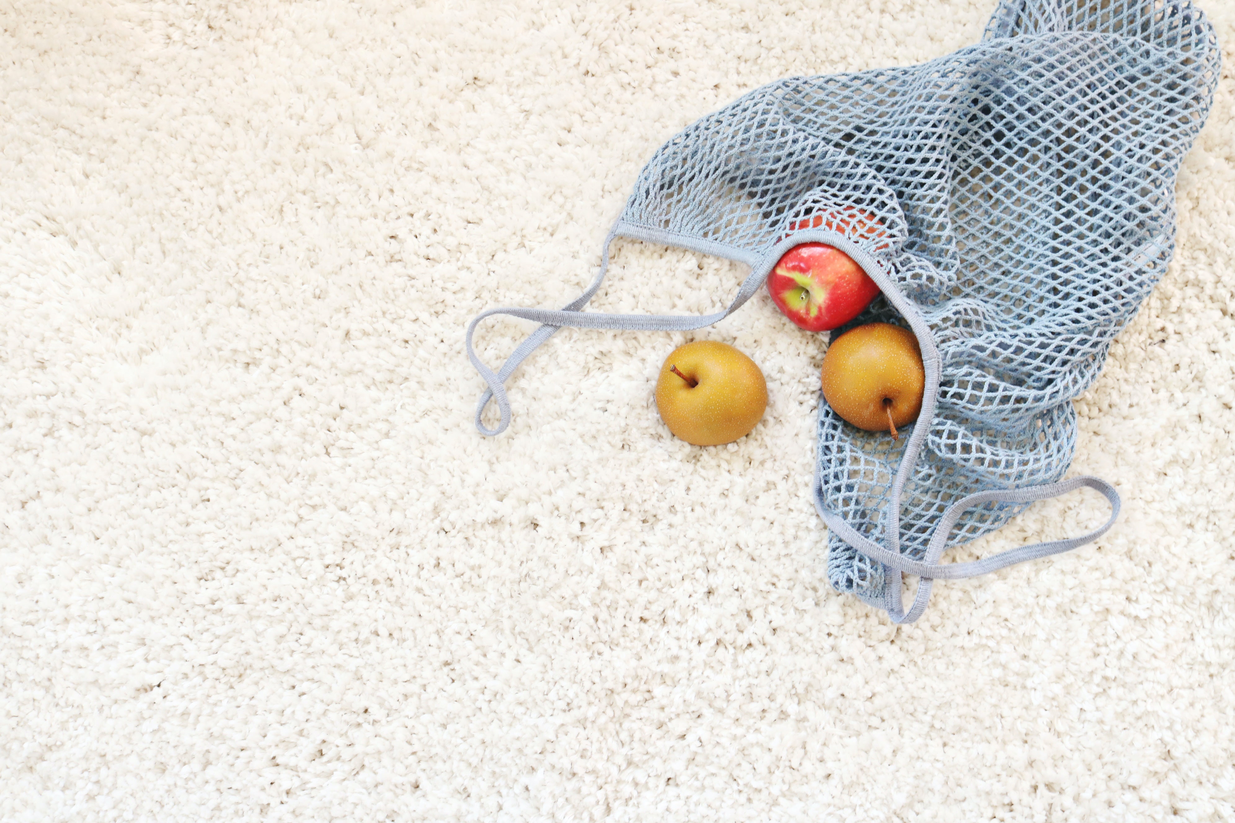 Minder plastic gebruiken, katoenen tasje met fruit