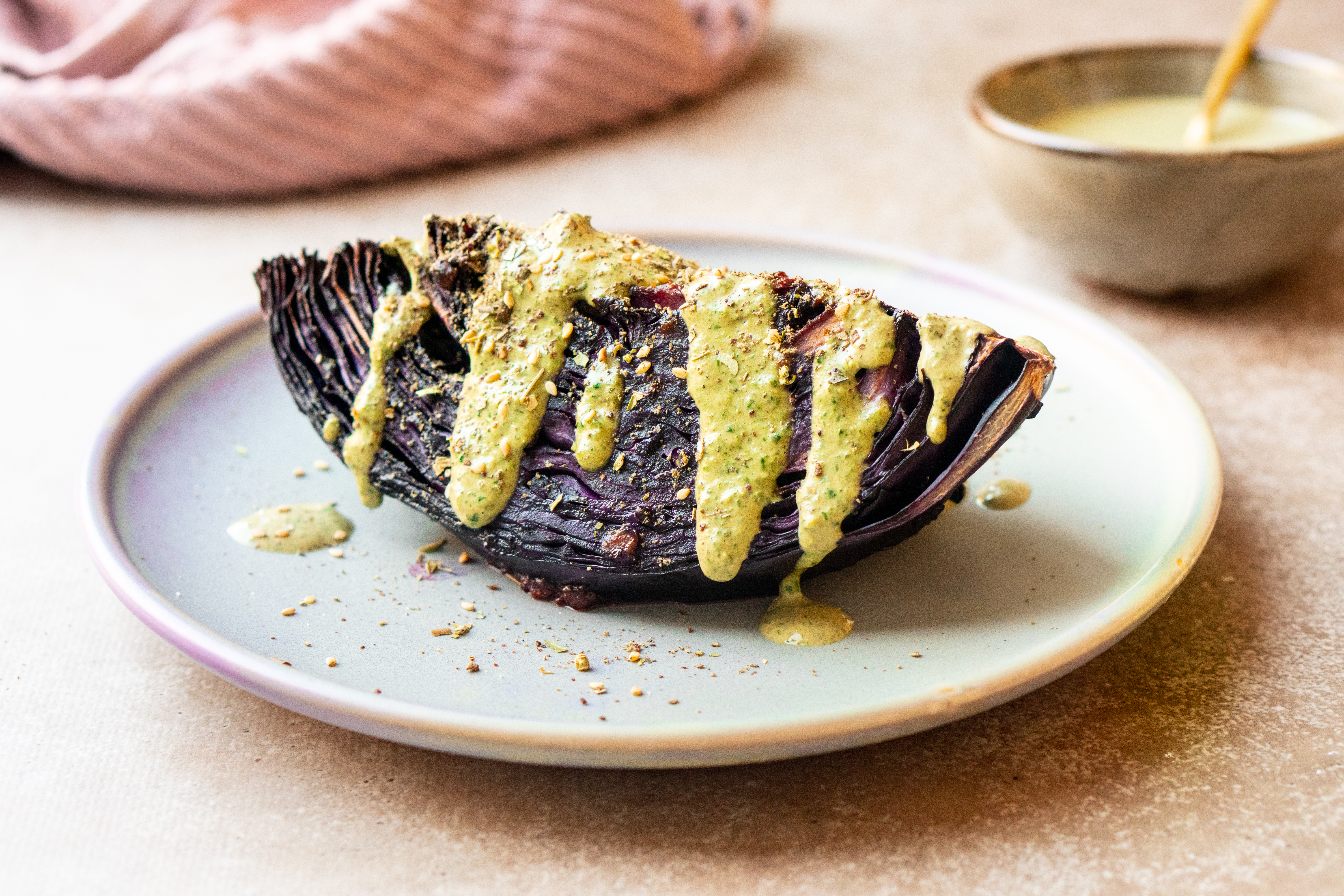 gegrilde rode kool met groene tahin