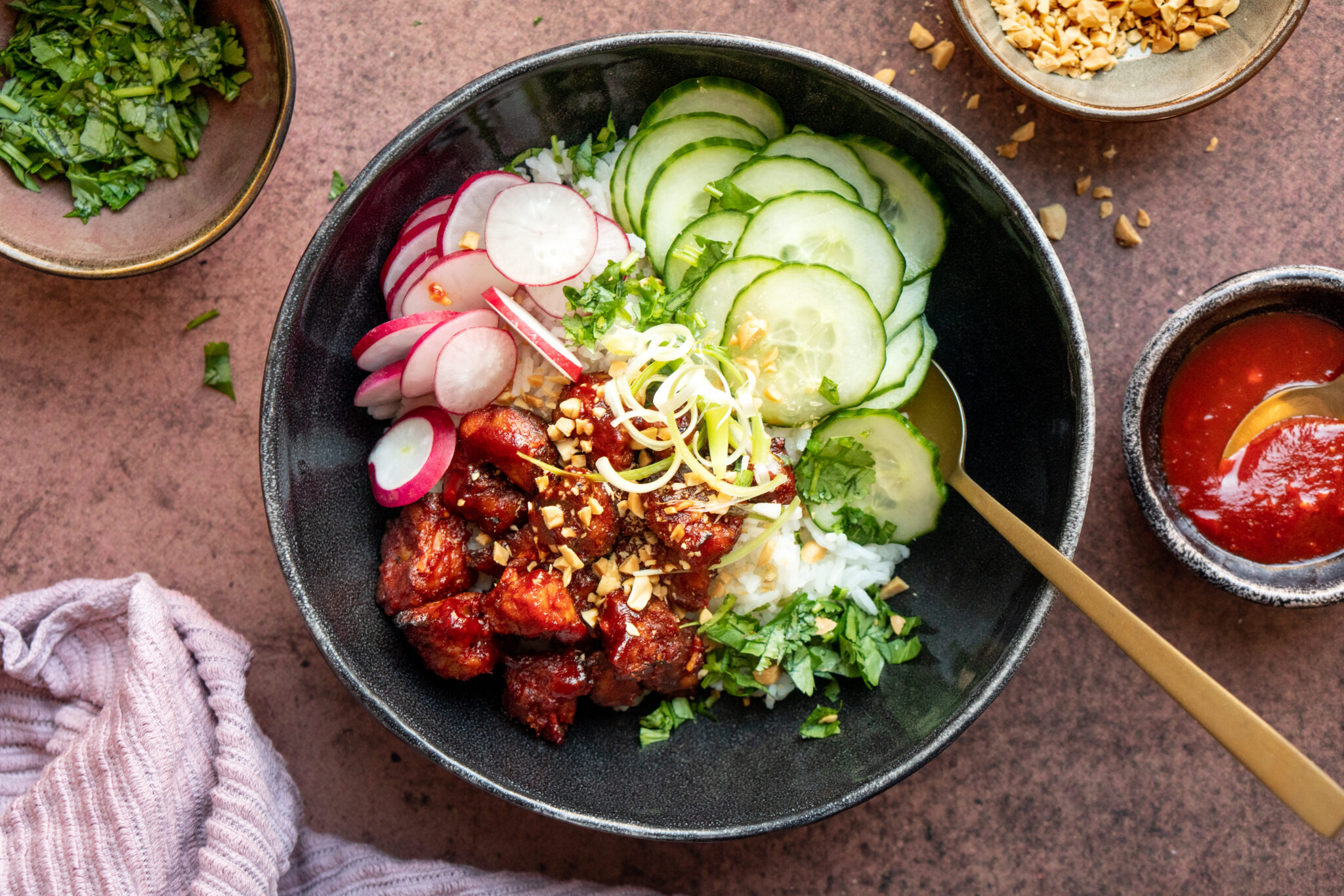 vegan rijstbowl met krokante tempeh