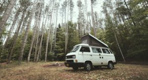 roadtrip Nederland, Volkswagen camper in het bos