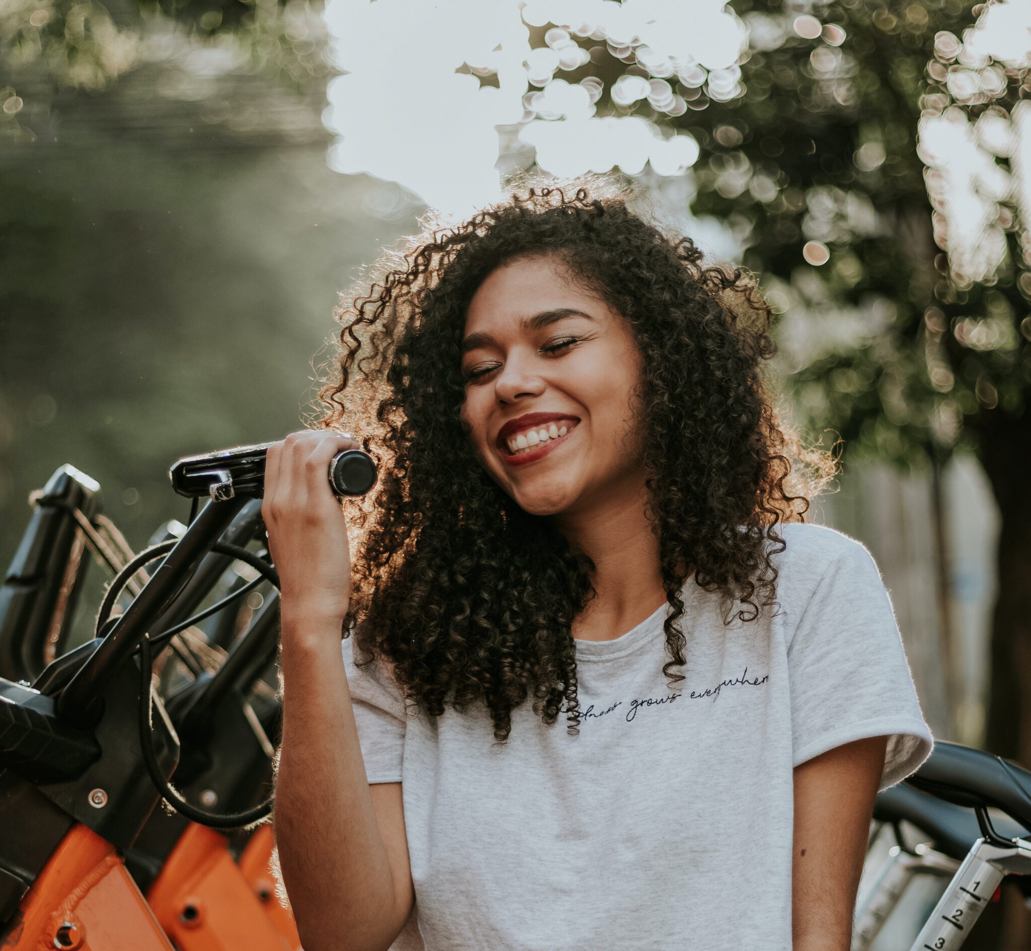 vrouw op fiets