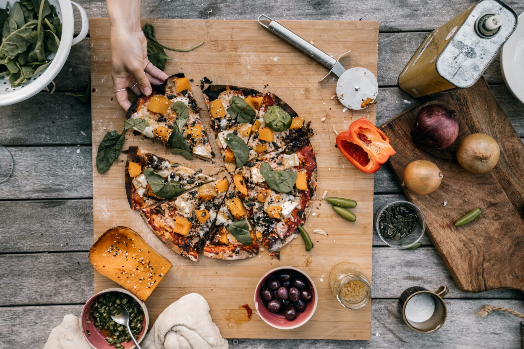 vegan pizza op tafel