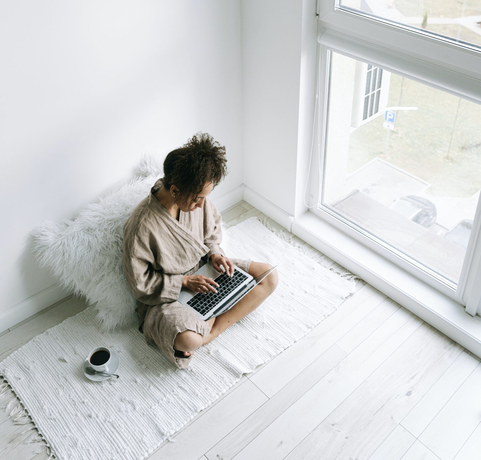 vrouw op laptop