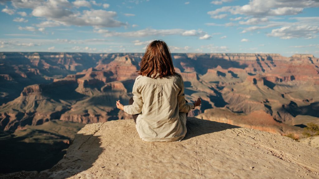 vrouw in natuur aan het mediteren