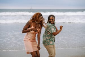 koppel danst op het strand