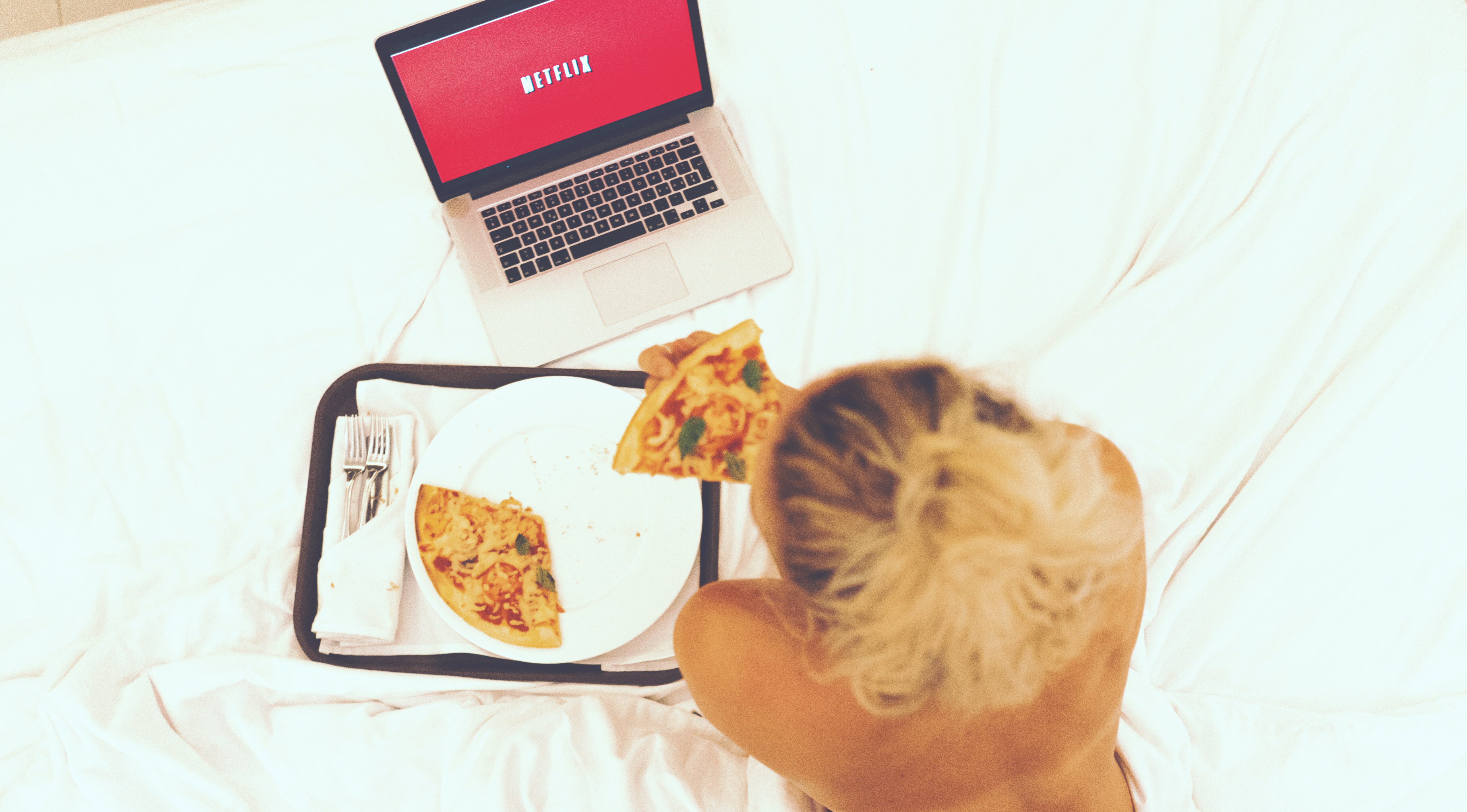vrouw eet in bed