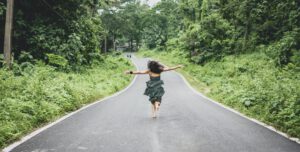 vrouw op straat in de natuur