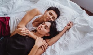 Twee vrouwen liggen in bed