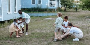 kinderen spelen met ouders