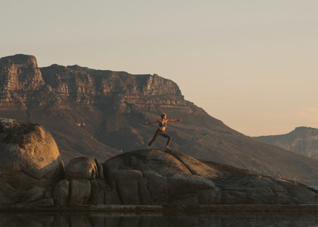 vrouw doet yoga op berg