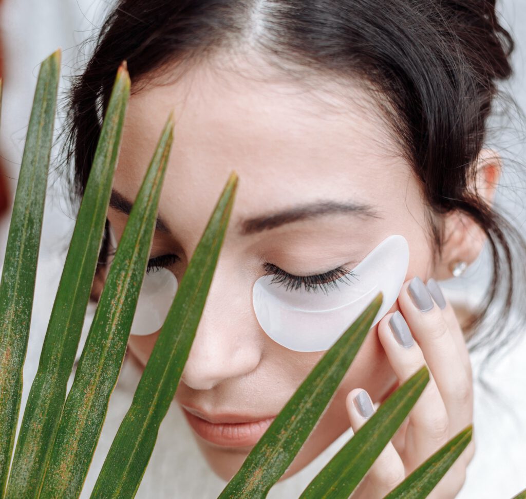 vrouw met gezichtsmasker op