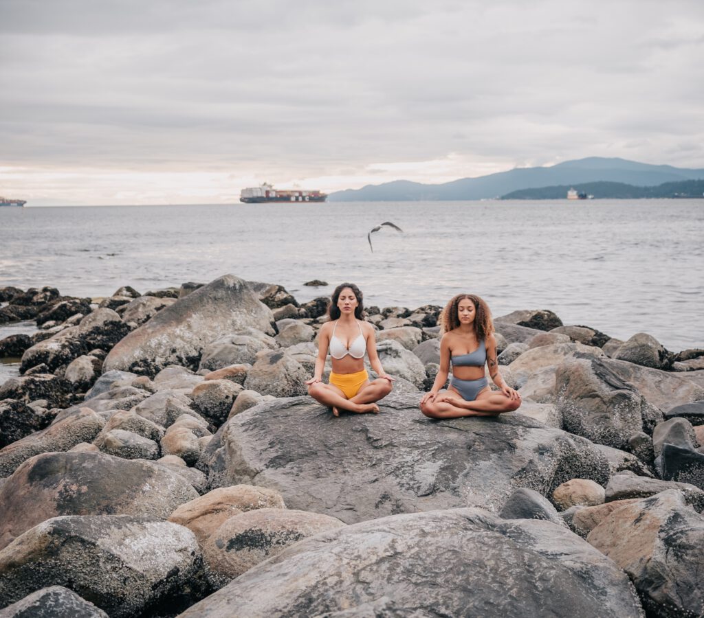 twee vrouwen doen yoga buiten