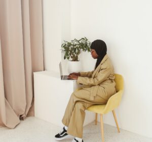 vrouw werkt op laptop
