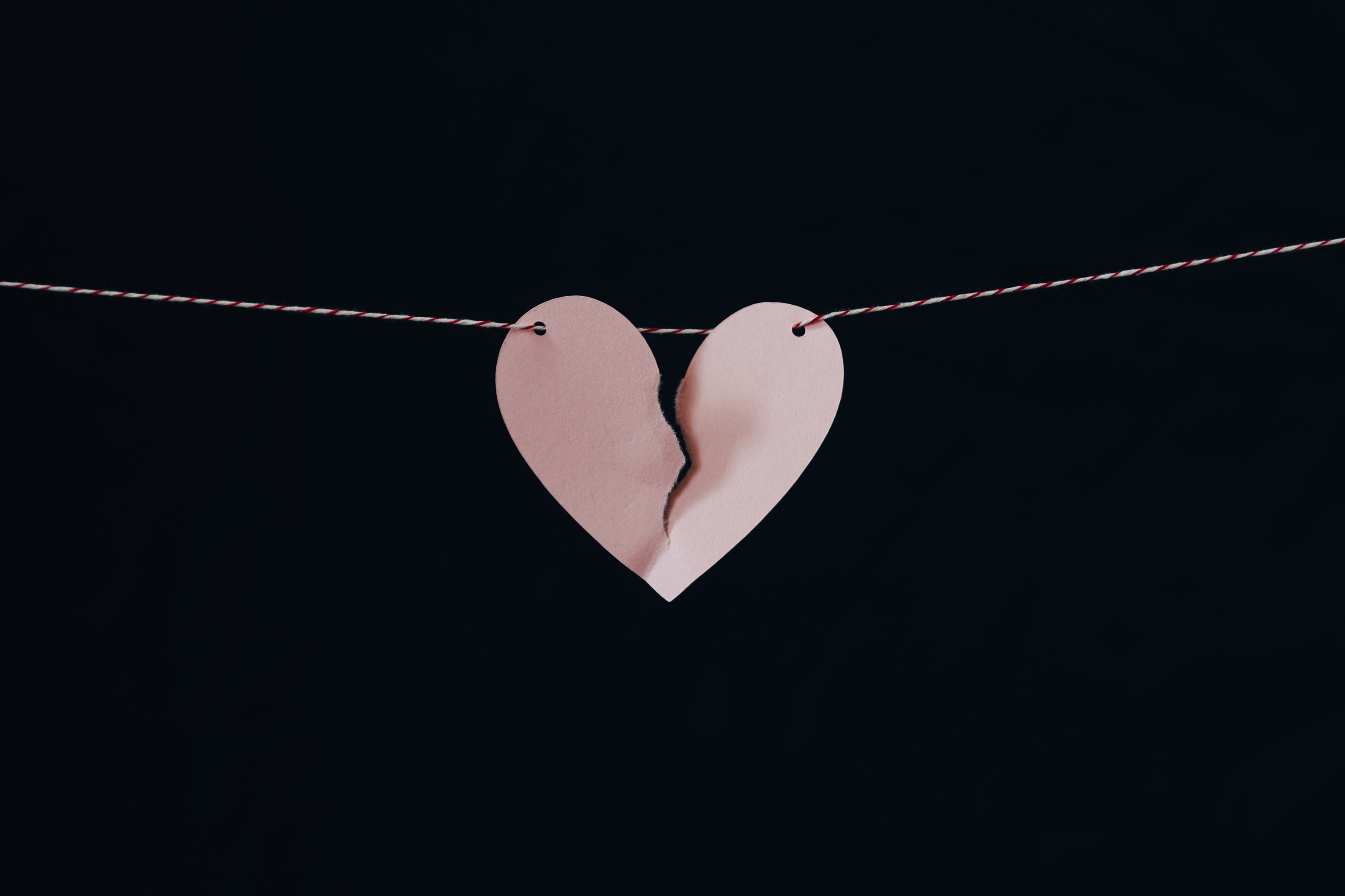 Zo kom je over liefdesverdriet heen (volgens een psycholoog)