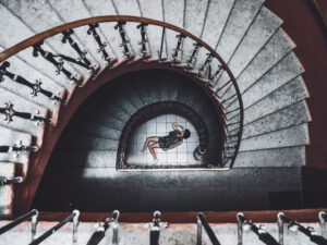 vrouw ligt dood onderaan de trap
