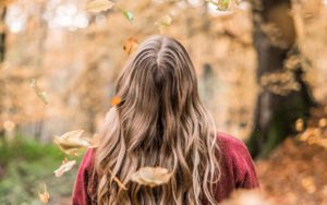 vrouw in de herfst