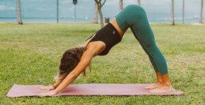 vrouw doet Iyengar yoga