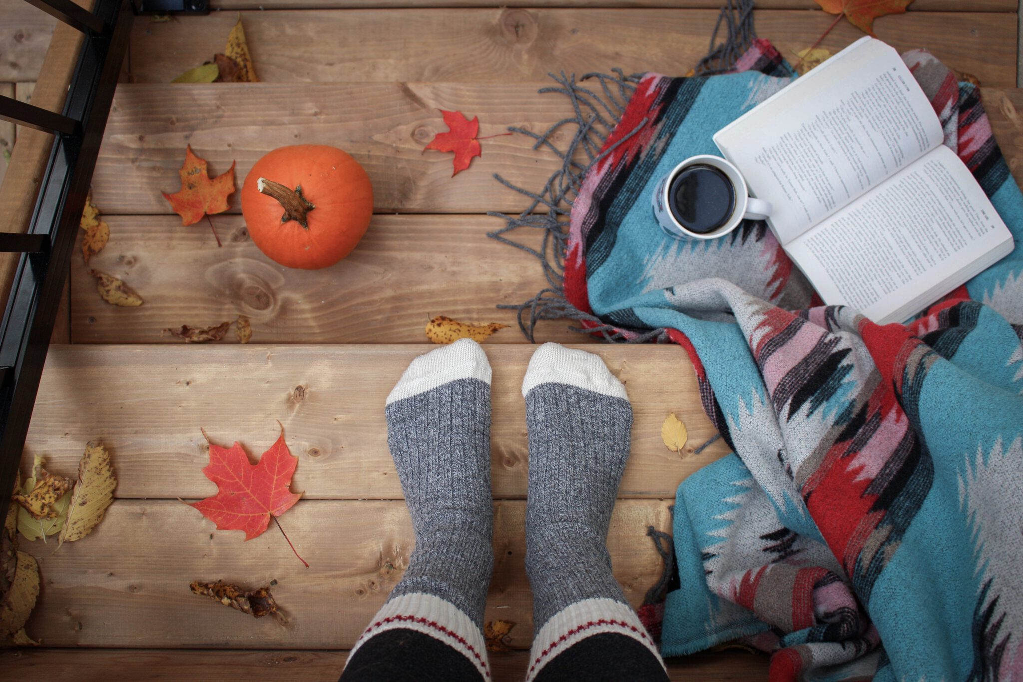 persoon met grijze sokken staat in de herfst