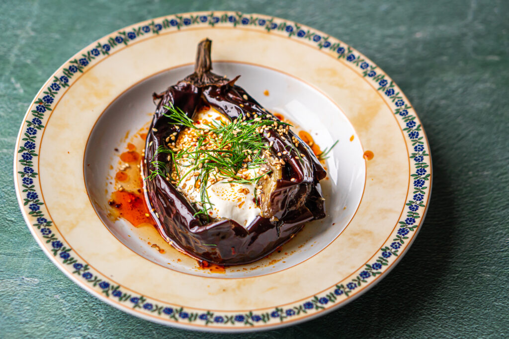 Aubergine uit de oven met yoghurt en harissa