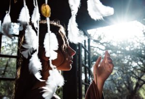 vrouw in sjamanisme ceremonie