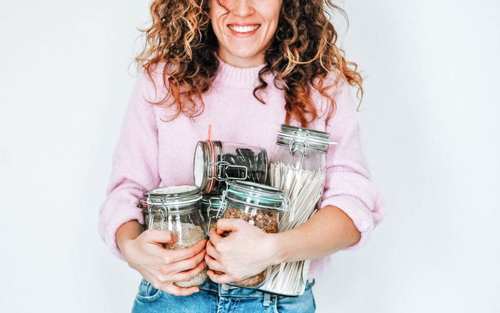 vrouw afvalproductie in de keuken