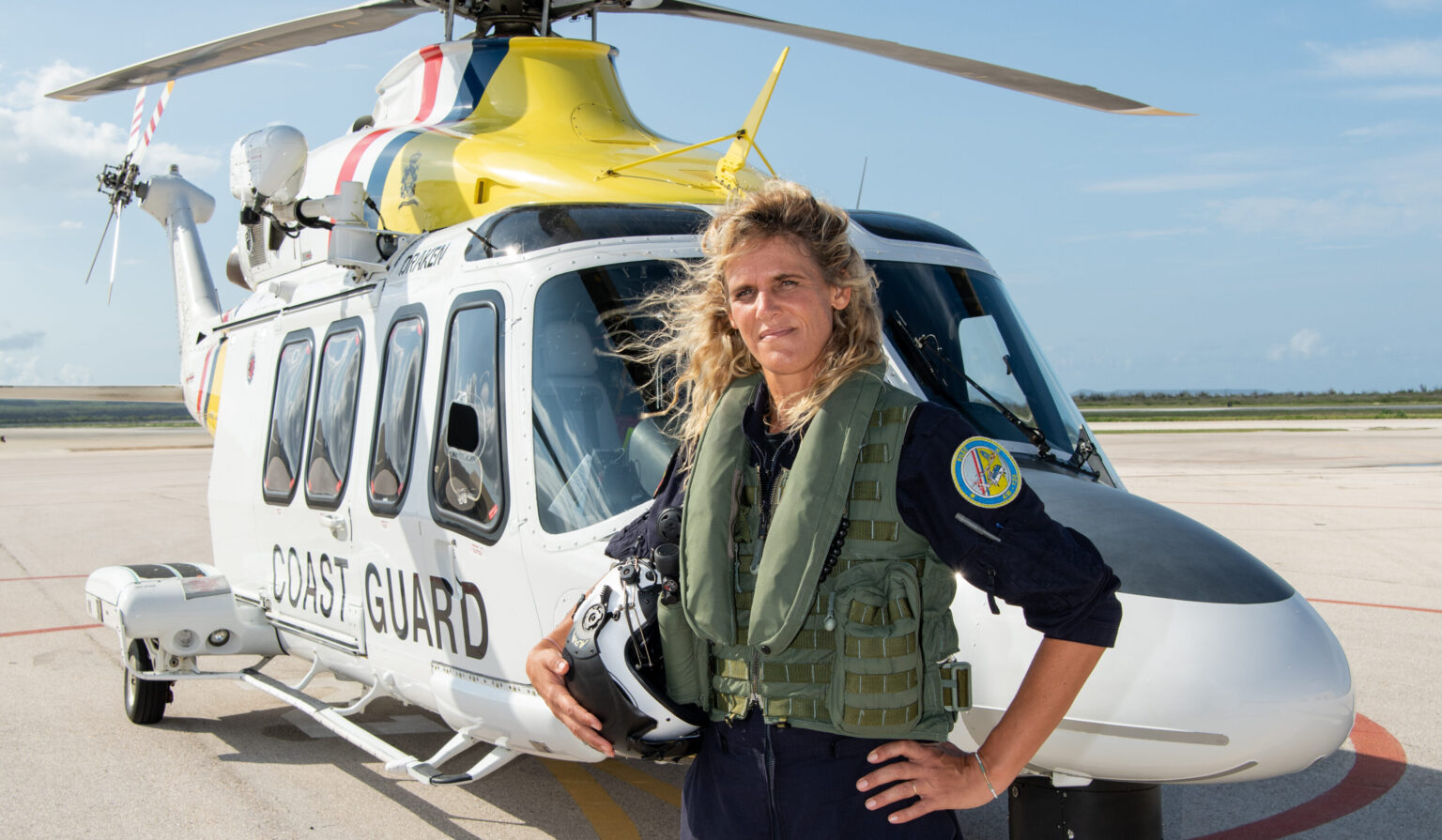 Janneke voor haar helikopter van de Kustwacht