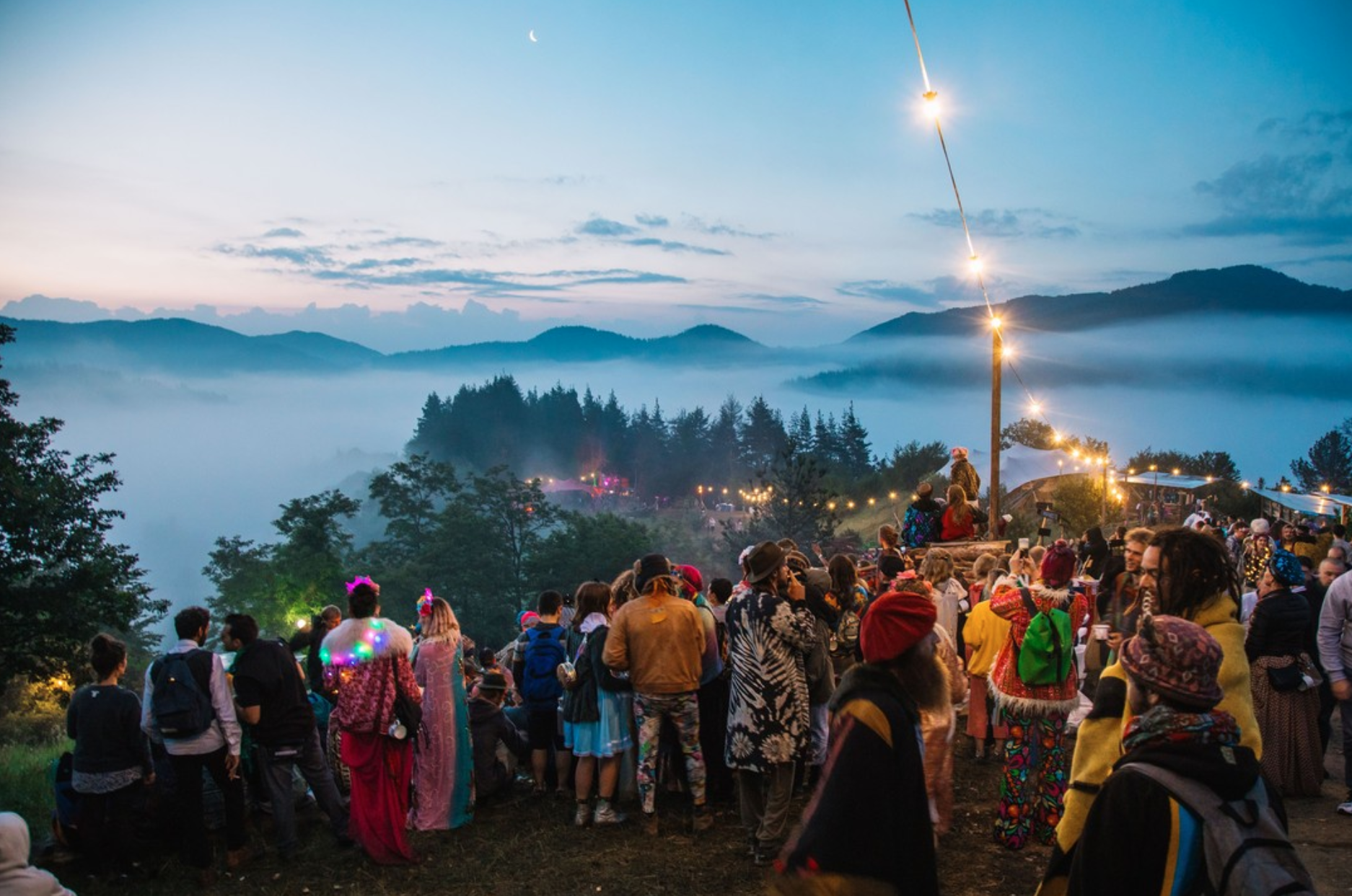 dansende mensen op een festival hoog in de bergen van Bulgarije