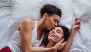 twee vrouwen in bed diepgaande gesprekken in relatie