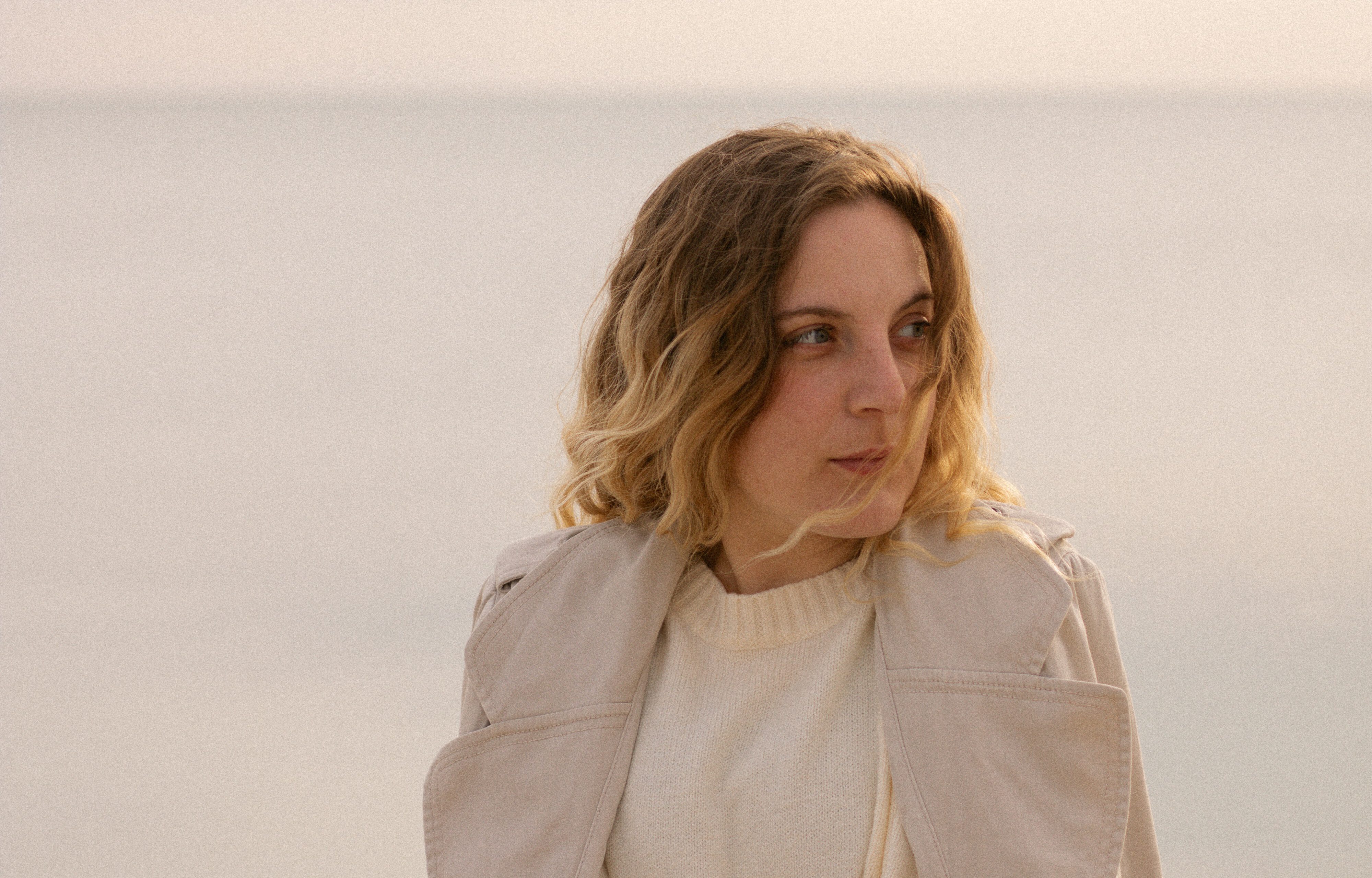 vrouw aan kust - geld persoonlijkheid