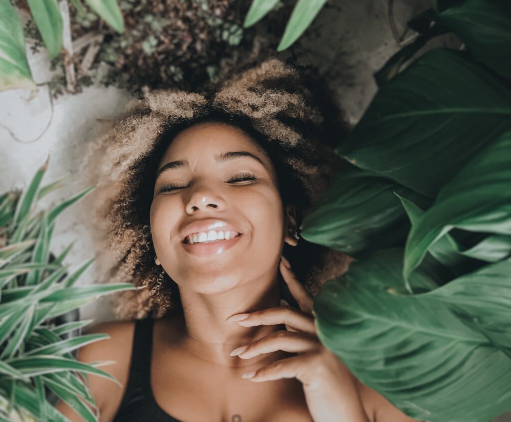 vrouw doet aan oil pulling