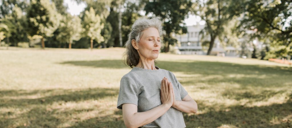 vrouw mediteren - mindfulness meditatie