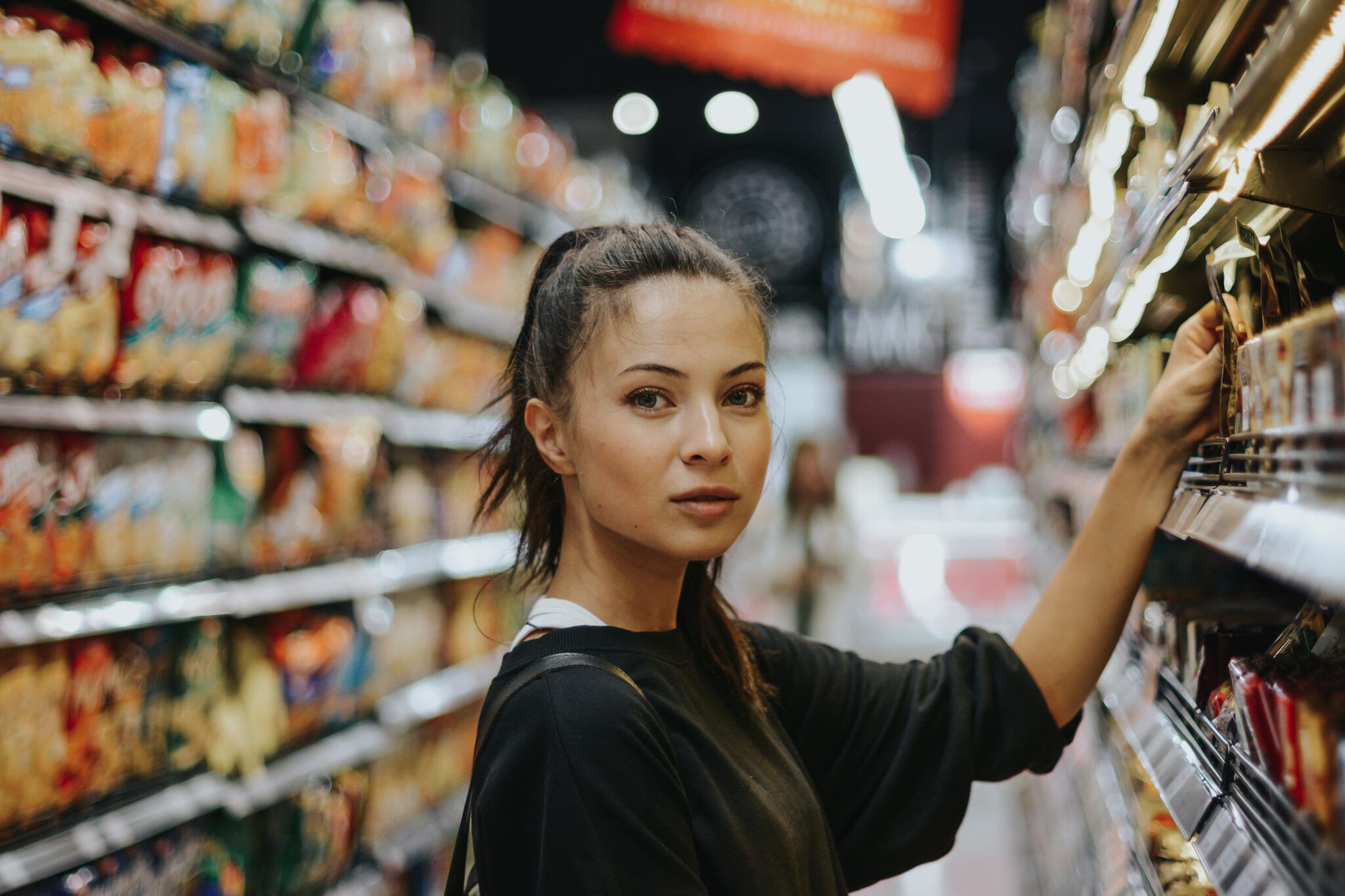 vrouw in supermarkt