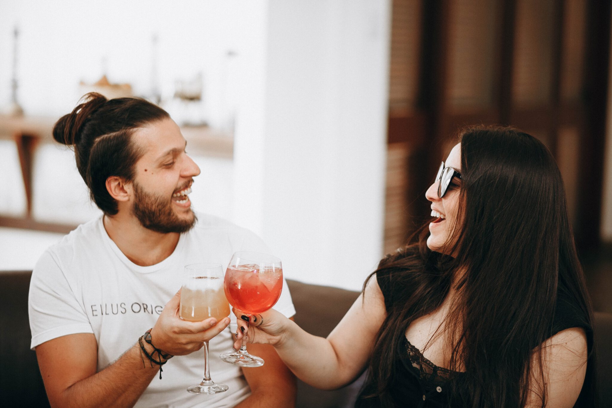 man en vrouw zijn op een date en drinken een drankje ideale datingprofiel