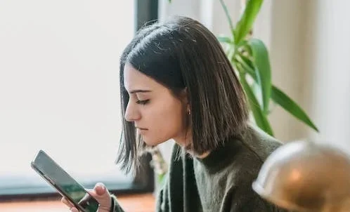Meisje op telefoon die misschien praat met iemand die haar wil ghosten.