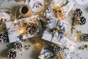 duurzame-cadeaus voor de feestdagen bij de kerstboom