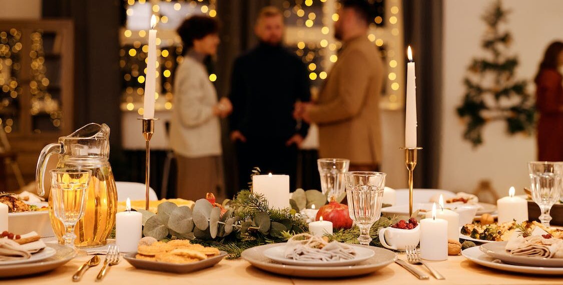 Tafel met eten tijdens de feestdagen.