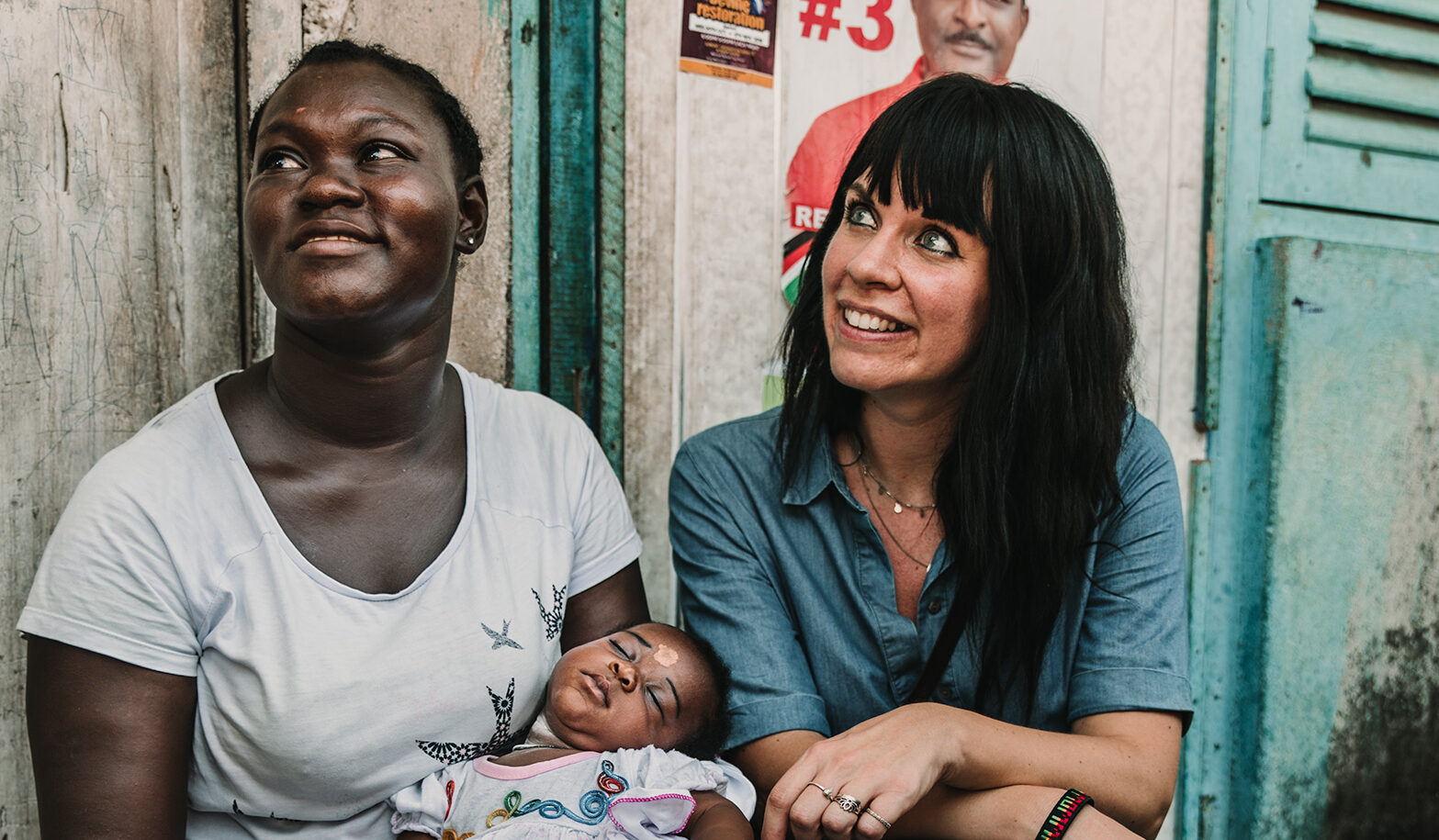 Mandy deelt kraampakketten uit aan zwangere vrouwen in Afrika.